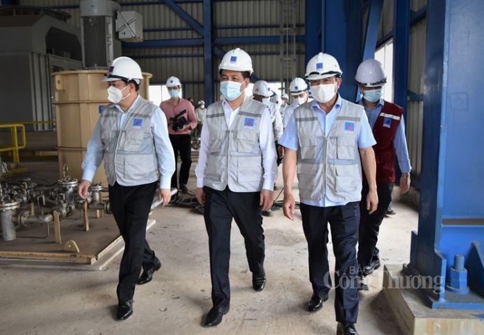 Bộ trưởng Nguyễn Hồng Diên trong chuyến công tác thực tế tại nhà máy điện